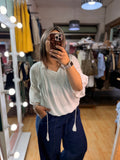 Blusa blanca con detalles de encaje y borlas (copia 2)