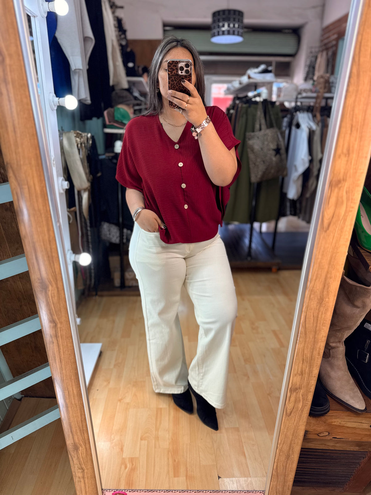 ✨Blusa Texturizada con Botones Decorativos – Borgoña
