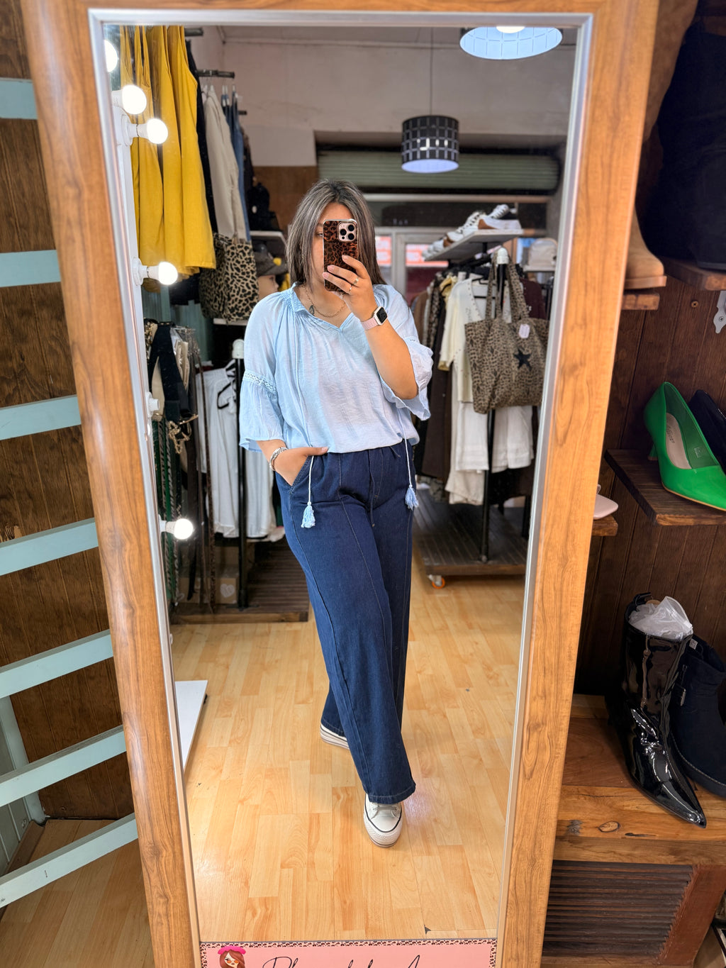 Blusa celeste con detalles de encaje y borlas