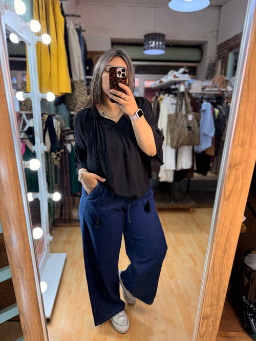 Blusa Black con detalles de encaje y borlas