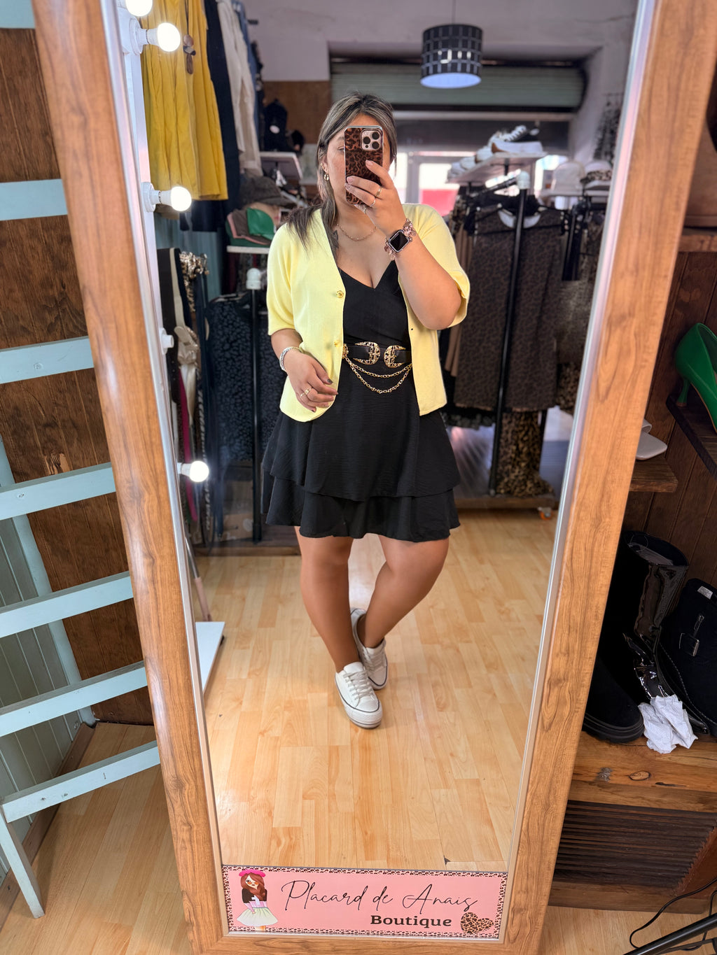 Vestido Corto Negro con Volantes y Espalda Elasticada ✨