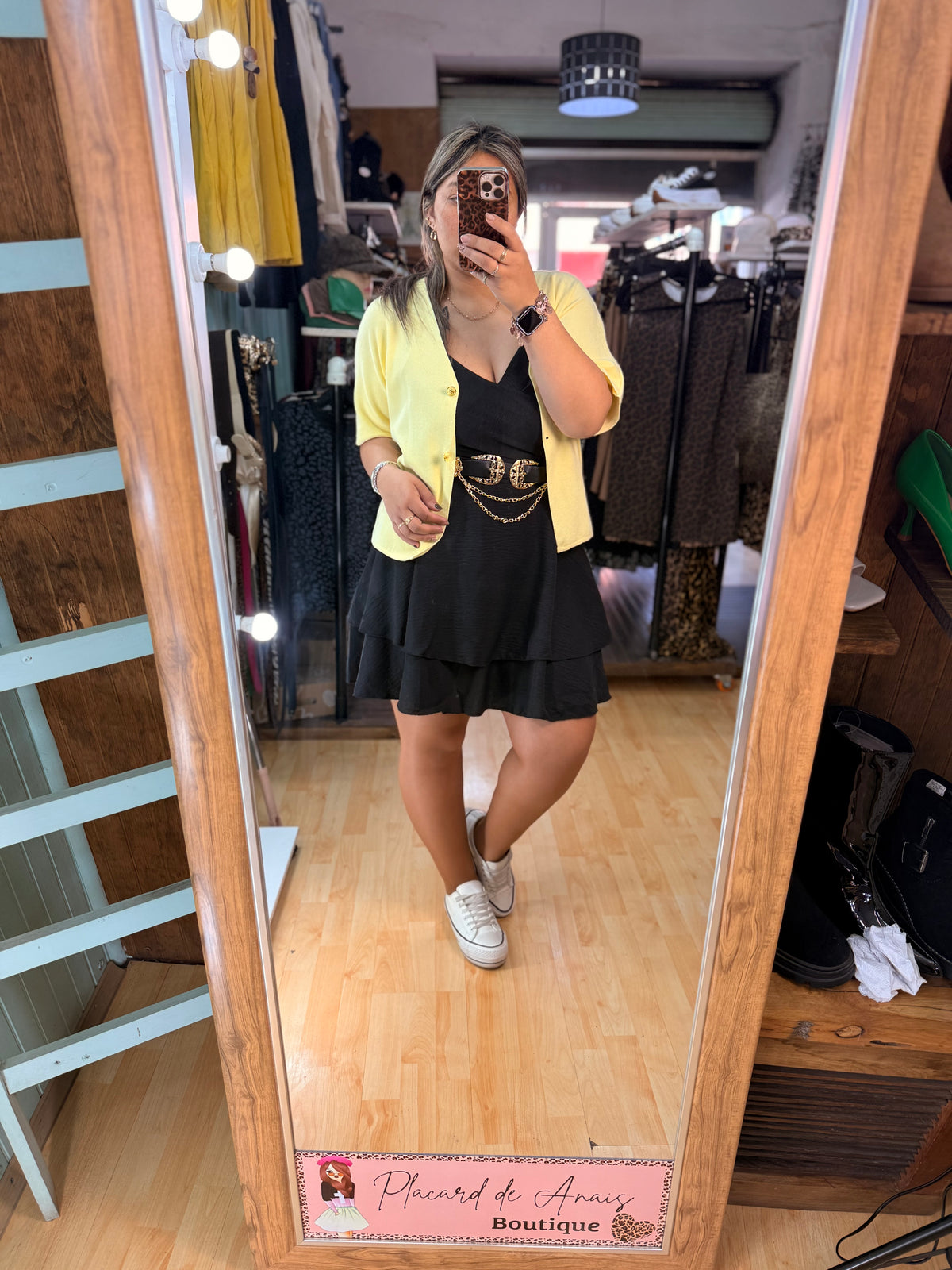 Vestido Corto Negro con Volantes y Espalda Elasticada ✨