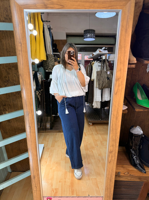 Blusa blanca con detalles de encaje y borlas (copia 2)