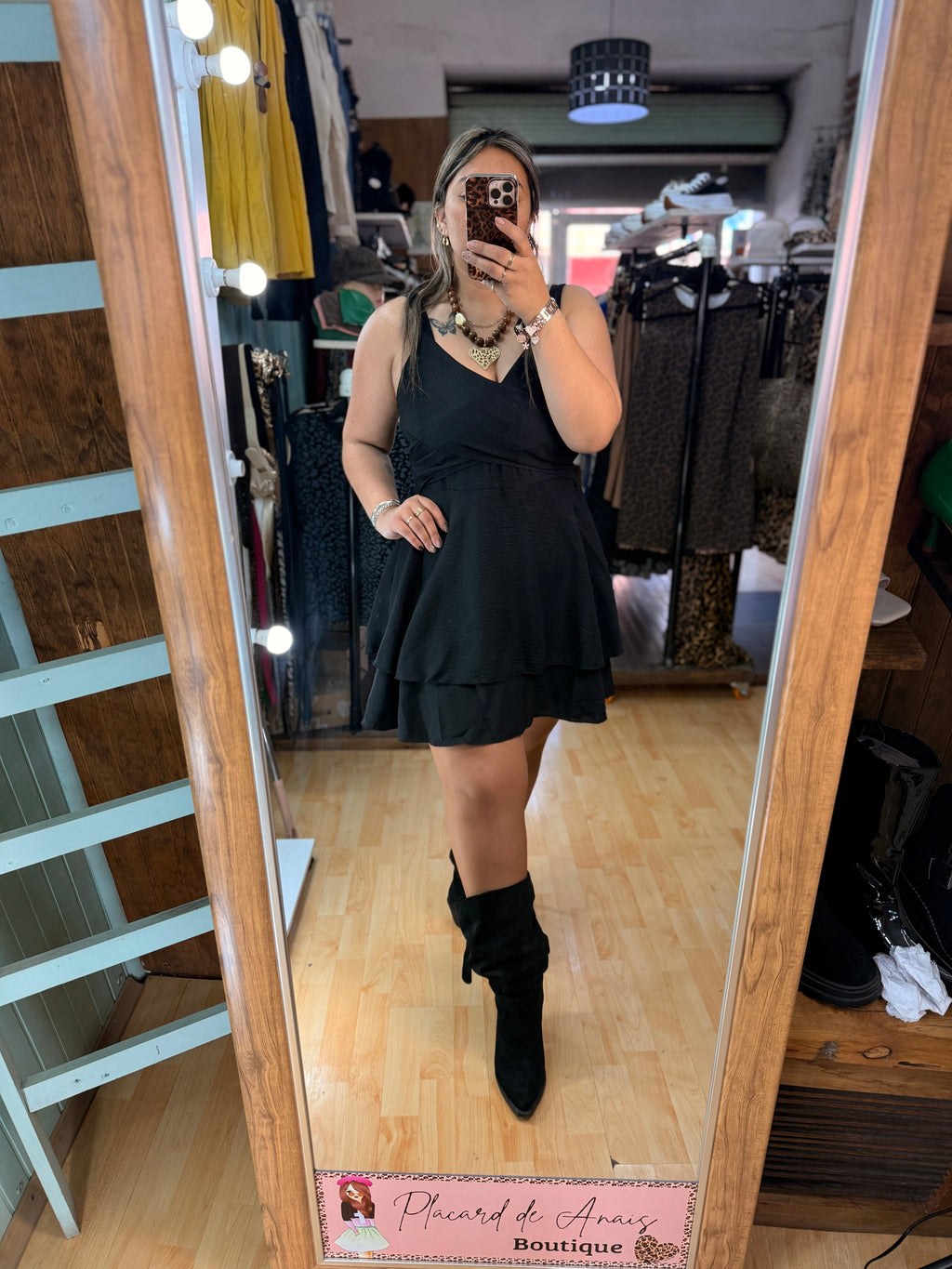 Vestido Corto Negro con Volantes y Espalda Elasticada ✨