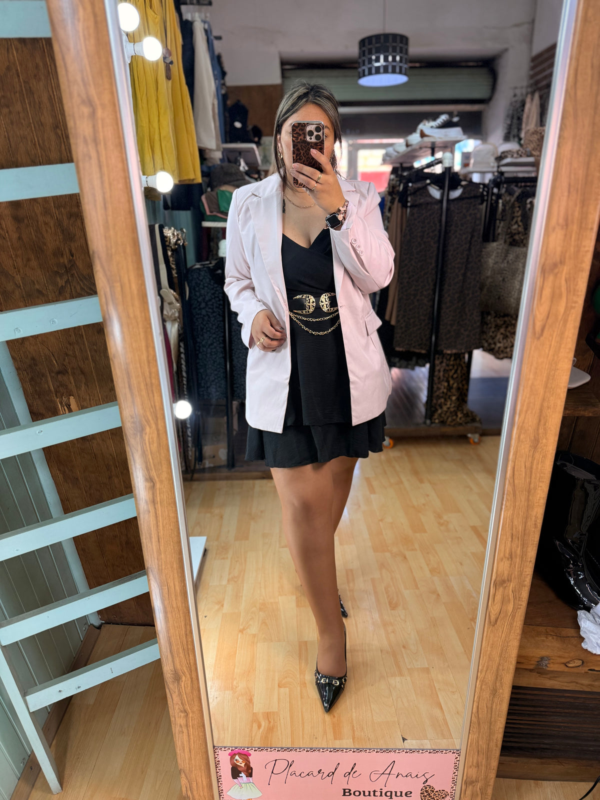 Vestido Corto Negro con Volantes y Espalda Elasticada ✨