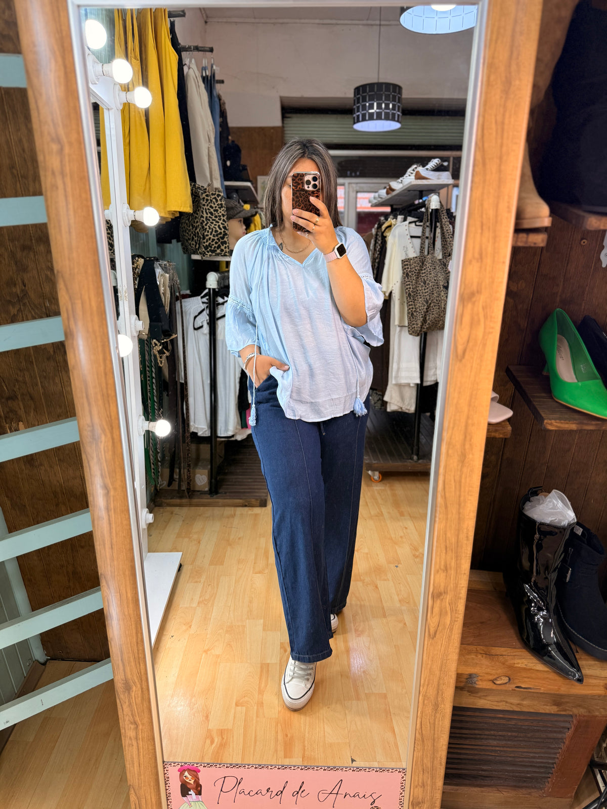 Blusa celeste con detalles de encaje y borlas