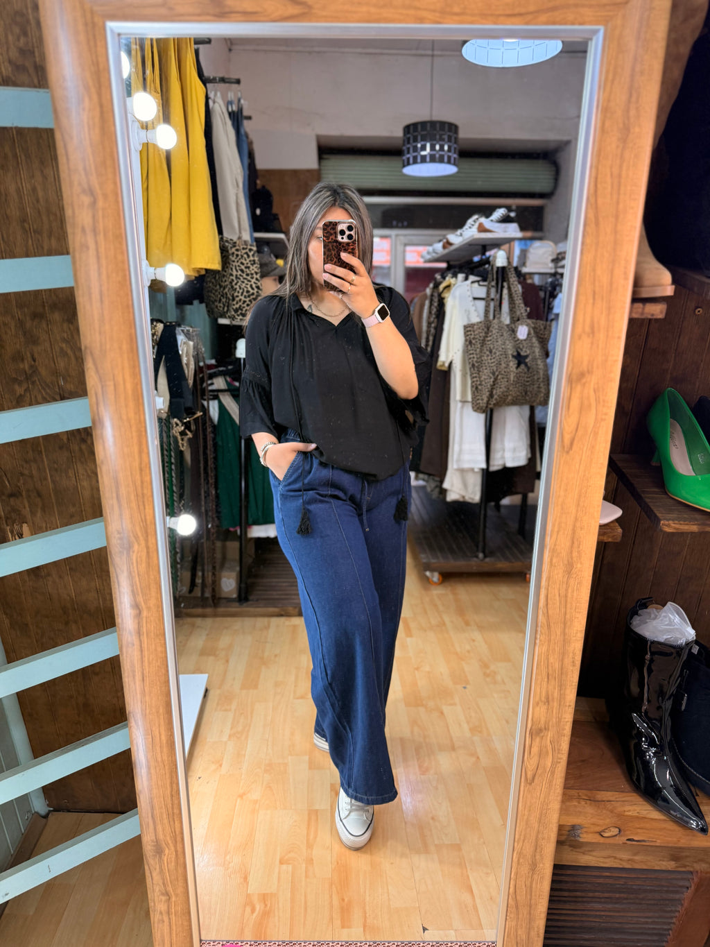 Blusa Black con detalles de encaje y borlas