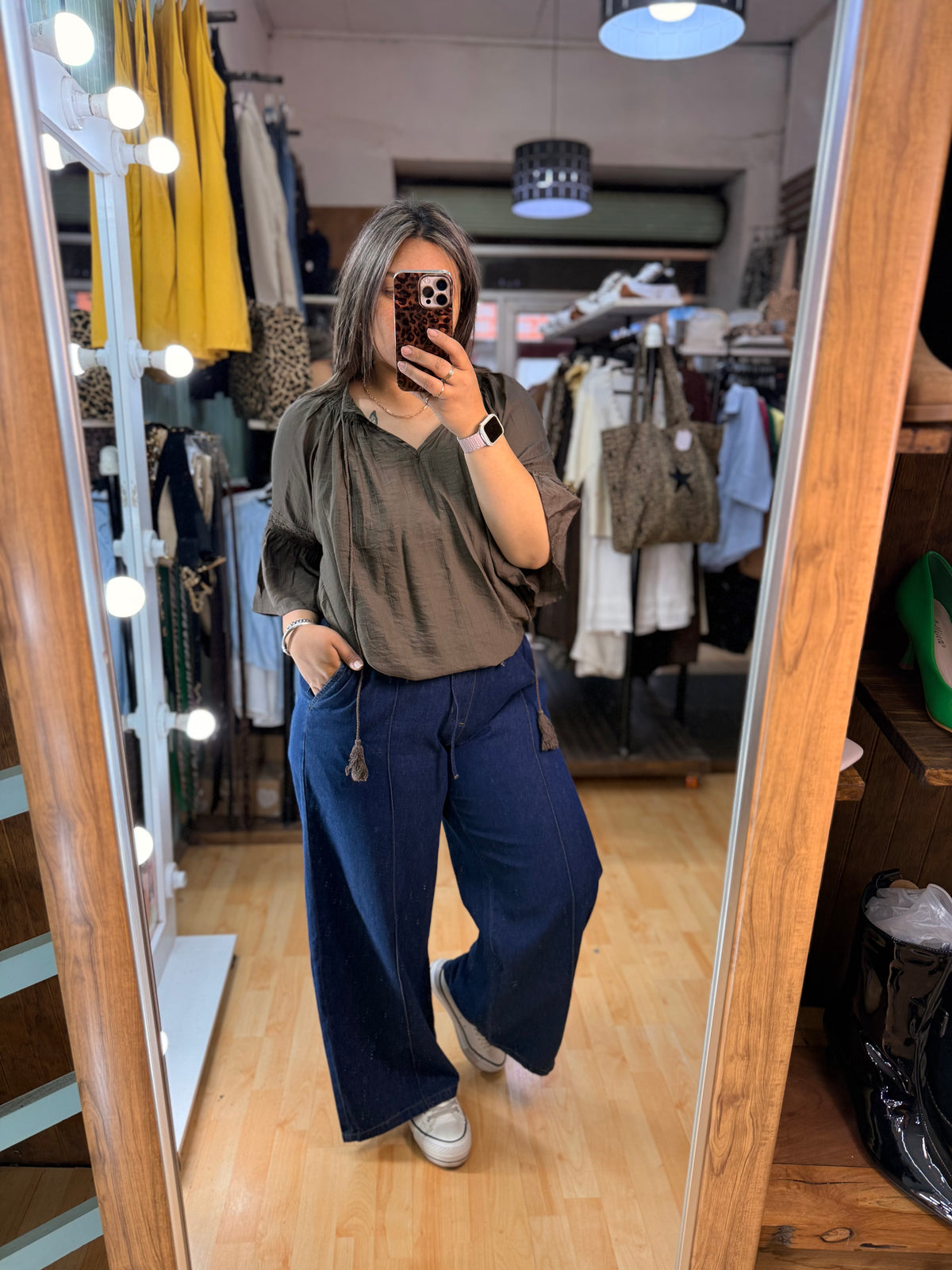 Blusa verde oliva con detalles de encaje y borlas
