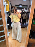 Blusa de lino amarillo pastel con vuelos
