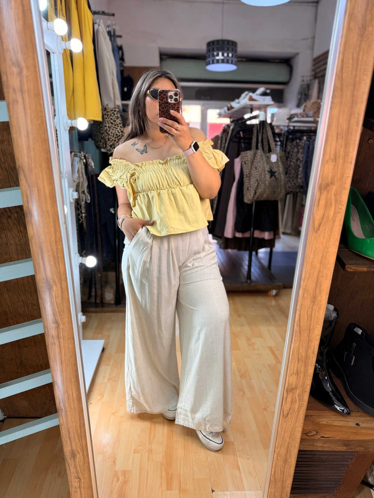 Blusa de lino amarillo pastel con vuelos