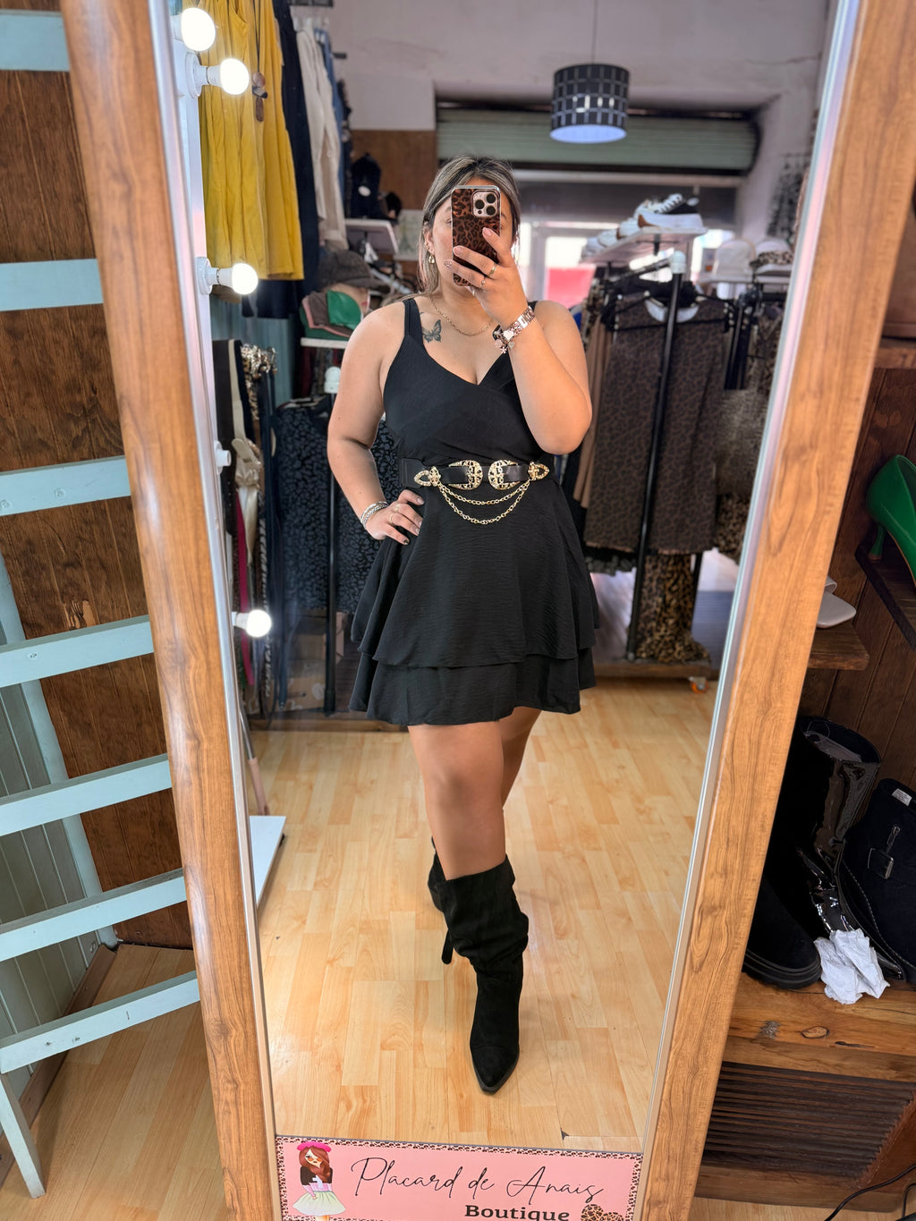 Vestido Corto Negro con Volantes y Espalda Elasticada ✨
