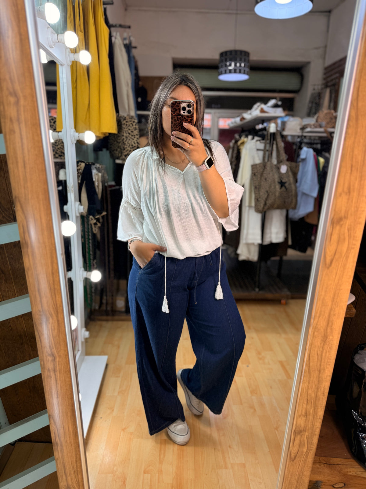 Blusa blanca con detalles de encaje y borlas (copia 2)