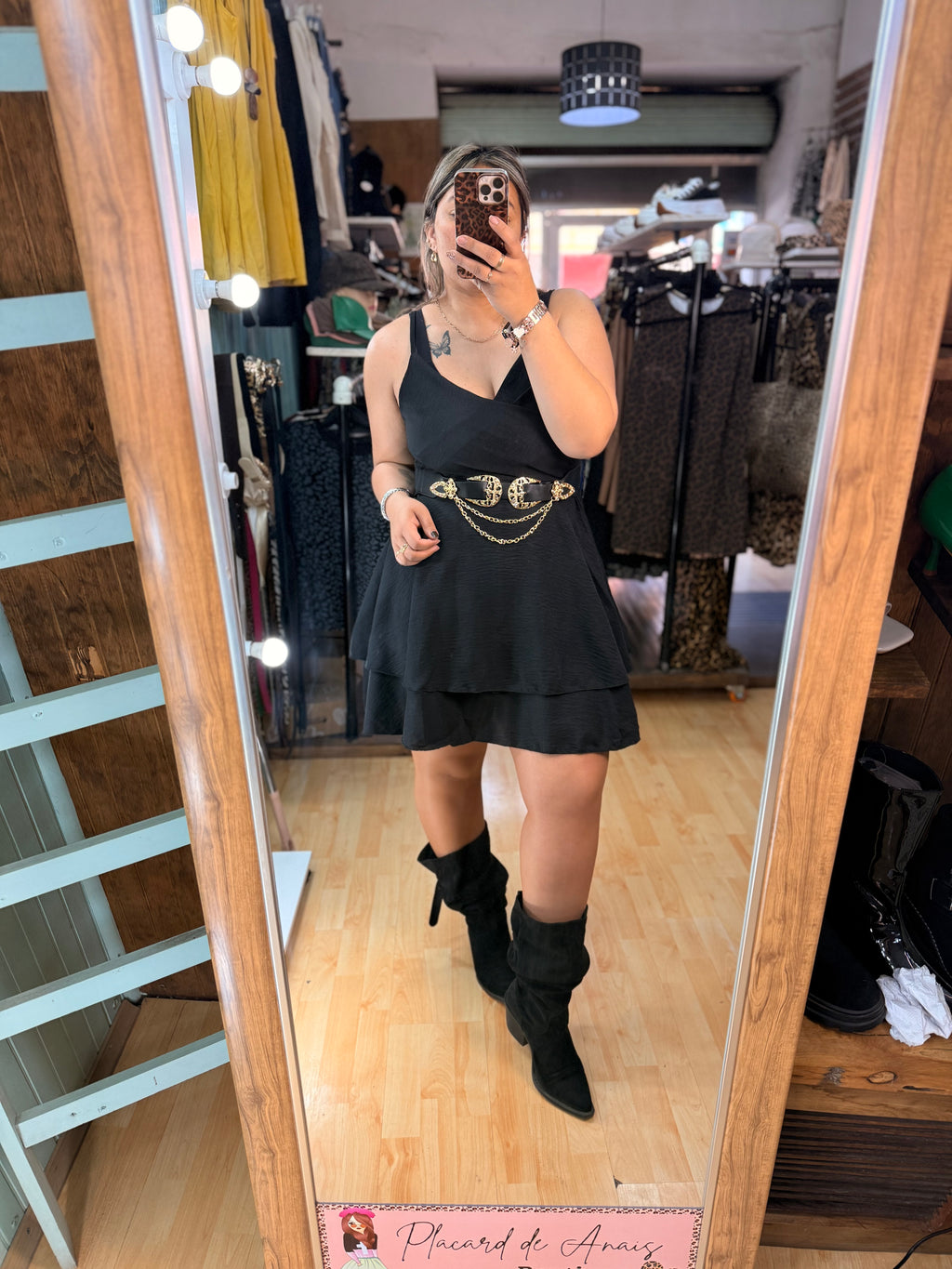 Vestido Corto Negro con Volantes y Espalda Elasticada ✨