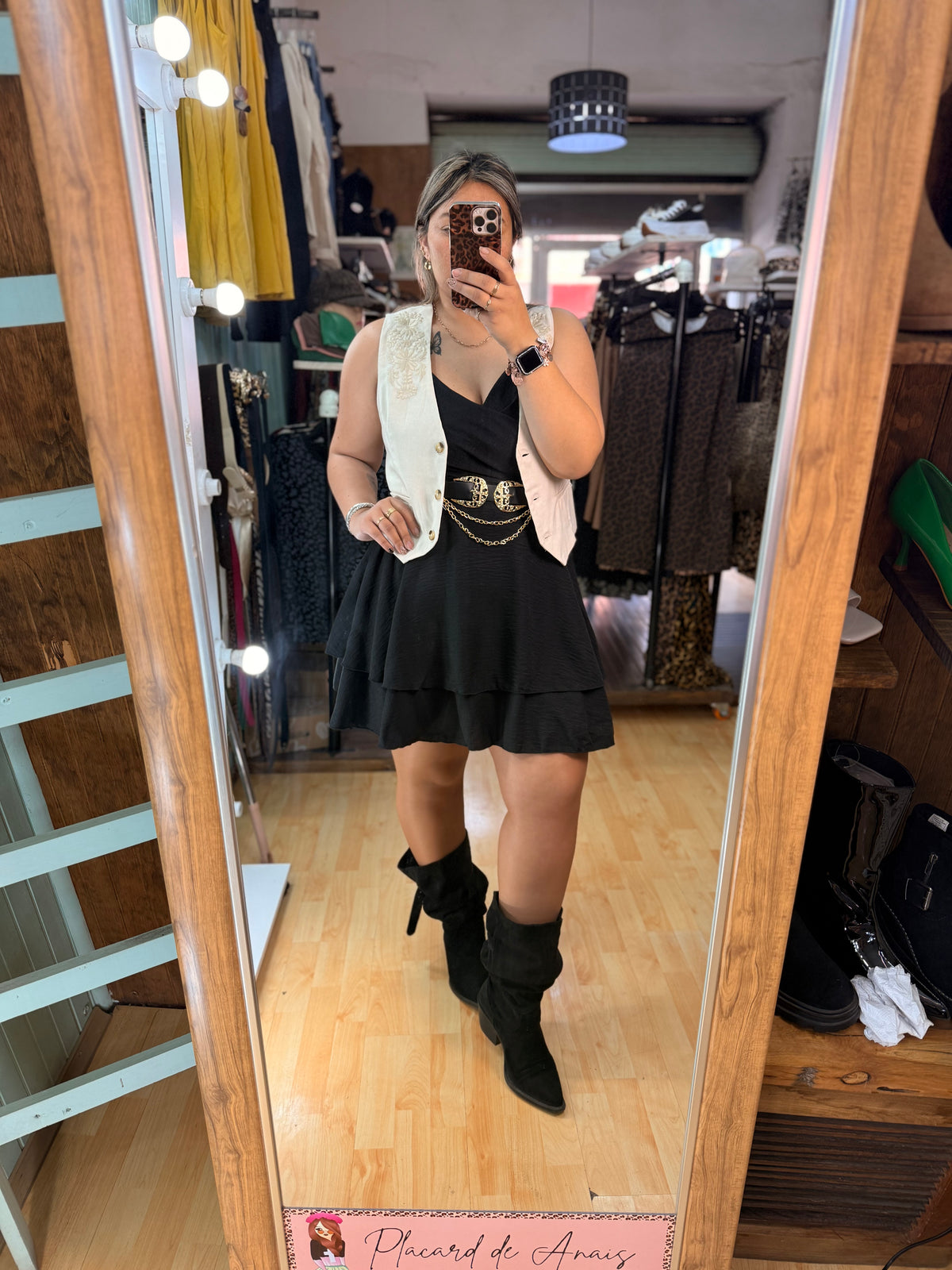 Vestido Corto Negro con Volantes y Espalda Elasticada ✨